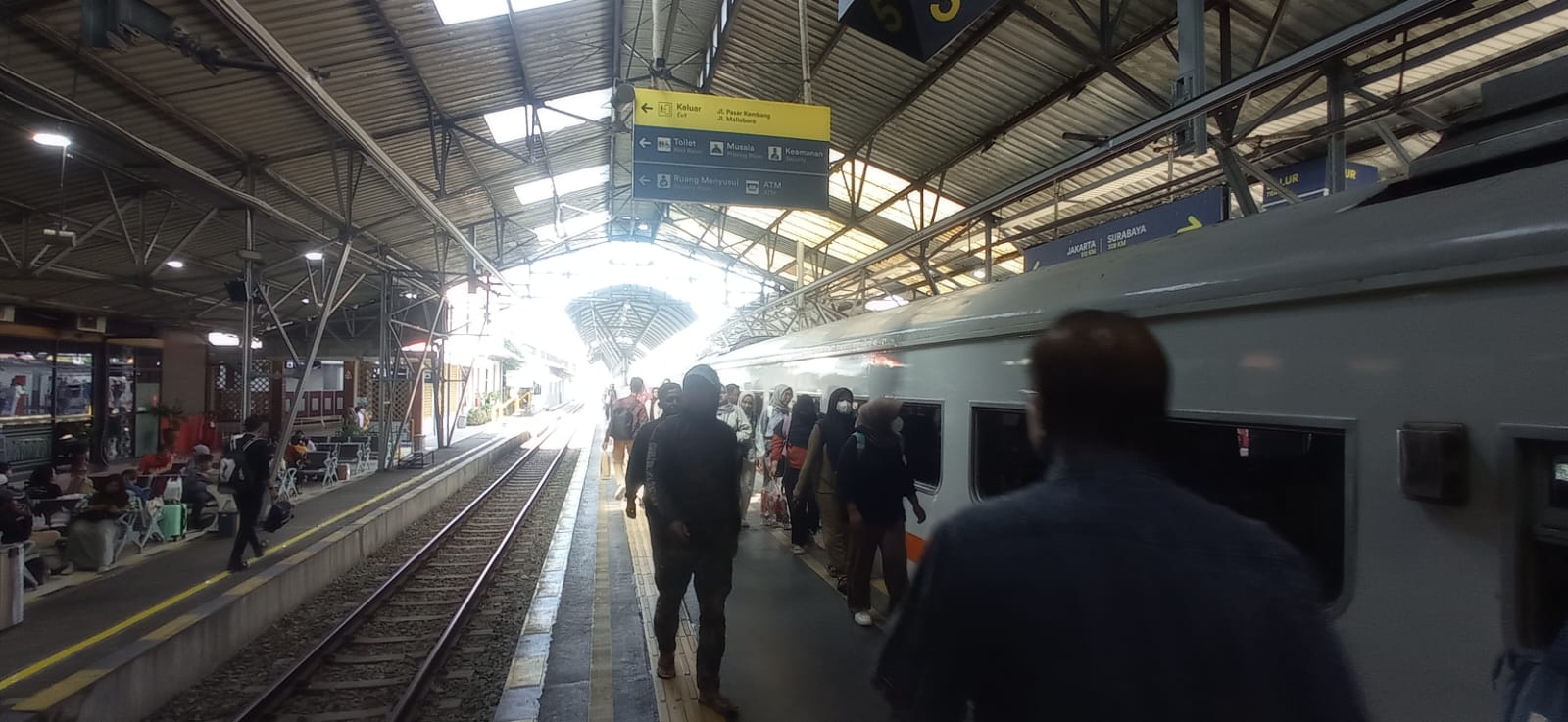 PADAT: Penumpang di Stasiun Tugu Jogja Jumat (5/1). (Dwi Agus/Radar Jogja)