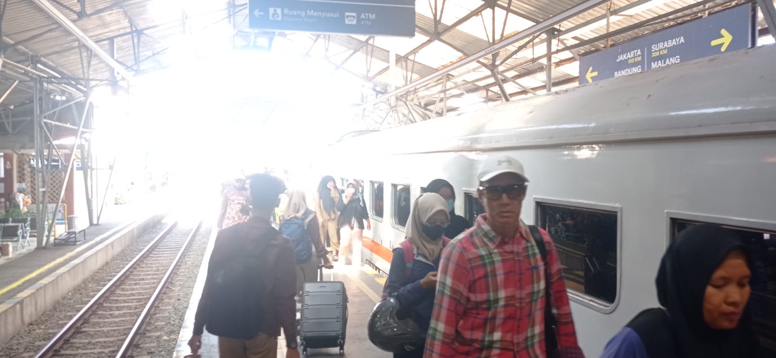 ATUR ULANG: Suasana Stasiun Tugu Jogja Jumat (5/1). ( Dwi Agus/Radar  Jogja)