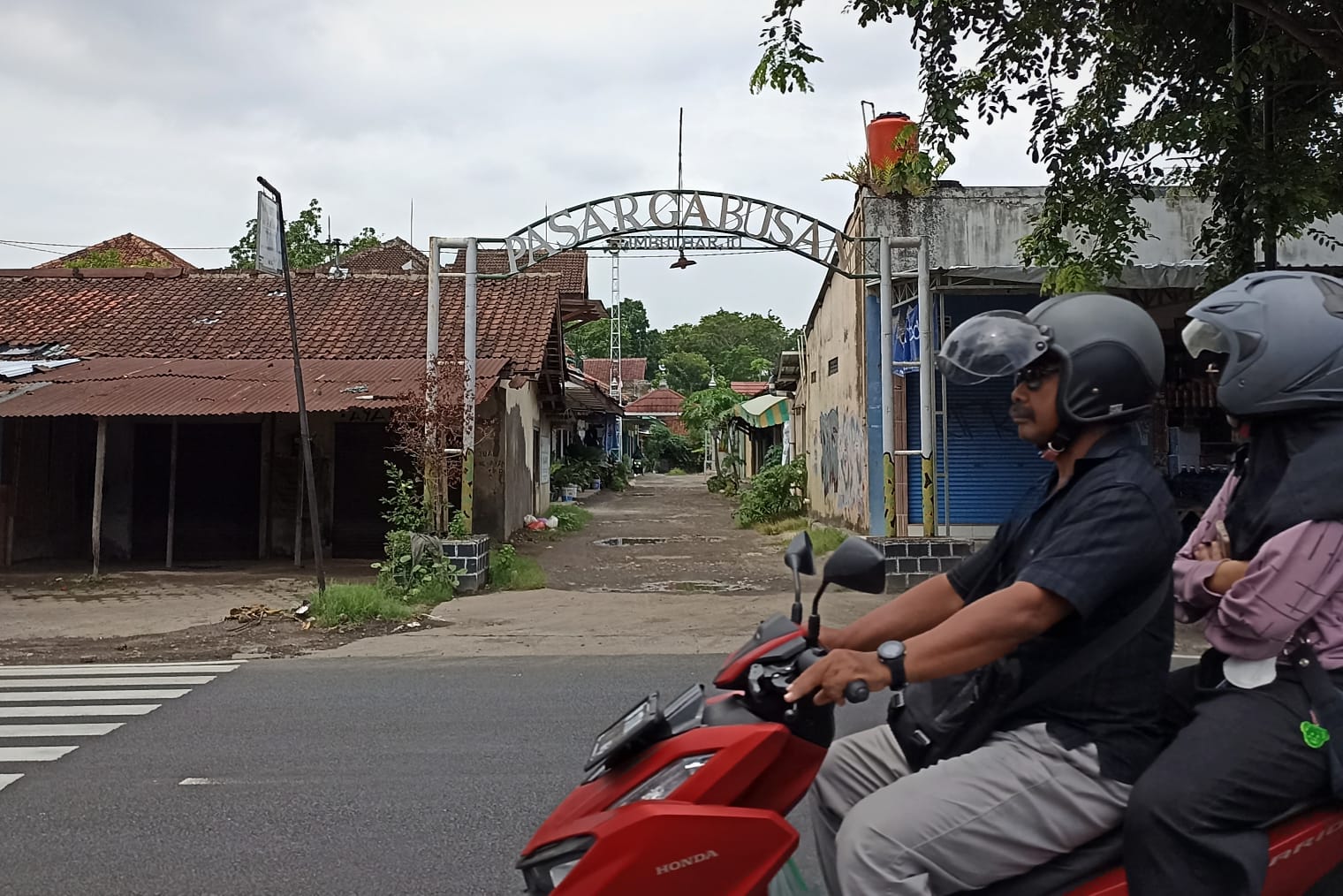 PASTIKAN: Pengendara melintas di depan gapura gang kawasan tanah kas desa (TKD) di sisi utara Pasar Seni dan Wisata Gabusan, Timbulharjo, Sewon, Bantul, Jumat (5/1). (Gregorius Bramantyo/Radar Jogja)