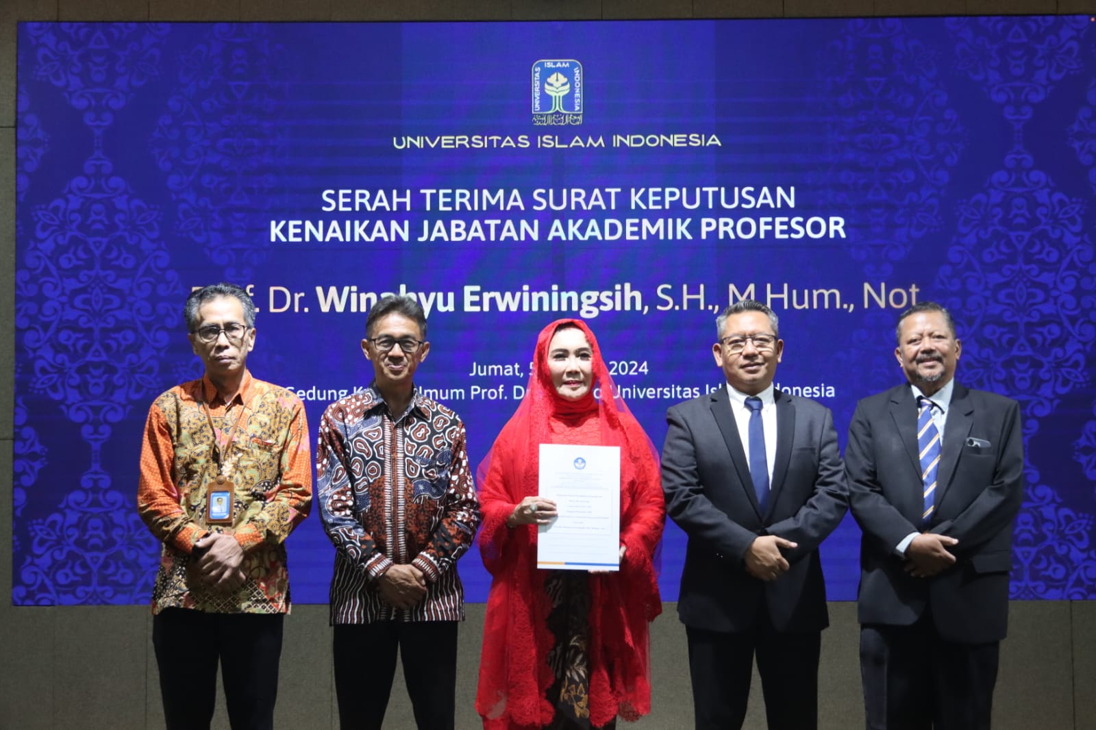 SELAMAT - Dr. Winahyu Erwiningsih, S.H., M.Hum., Not., (tengah) menerima SK kenaikan jabatan akademik profesor di Kampus Terpadu UII, Jumat (5/1/2024)   (FOTO DOKUMEN UII)