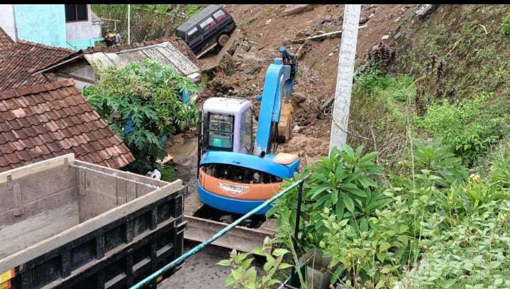 Kondisi tanah longsor di Samigaluh hari ini masih diupayakan evakuasi longsoran tanah.  (foto: Kiriman BPBD untuk Radar Jogja)