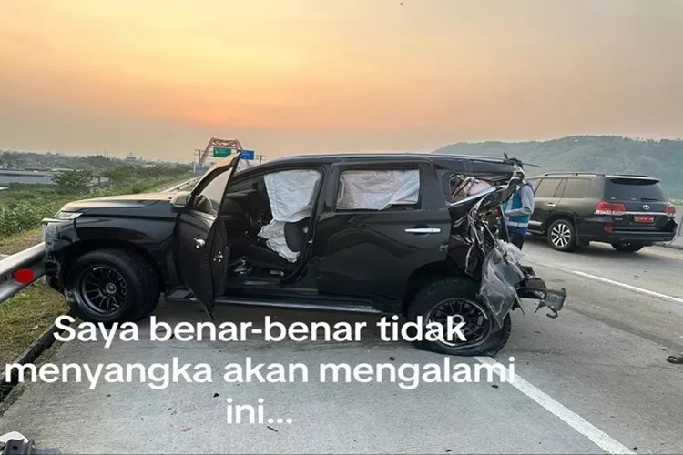 Pajero Ringsek parah ditabrak Bus PO Haryanto, korban bantah minta ganti rugi uang Rp1 miliar (TikTok/@atra_atra6)