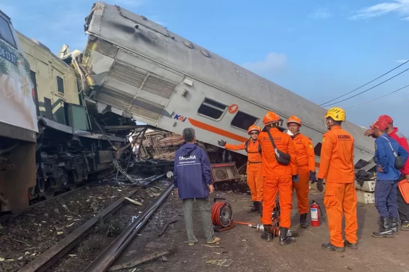 EVAKUASI: Suasana tabrakan kereta api di Cicalengka.  (Ayobandung.com/Fira Nursyabani)
