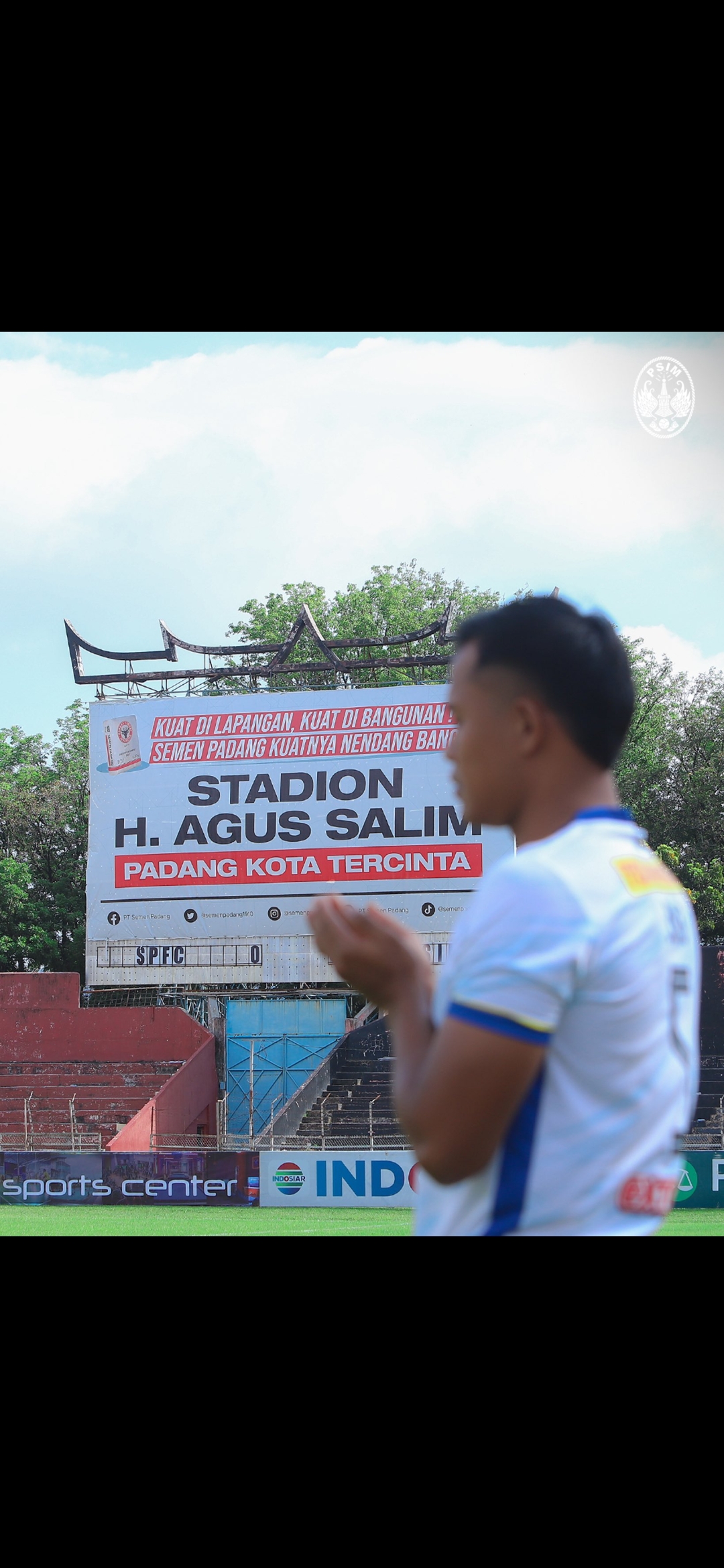 SIAP: Pemain PSIM melakukan latihan di Stadion H. Agus Salim Padang, Sumbar. (X PSIM)