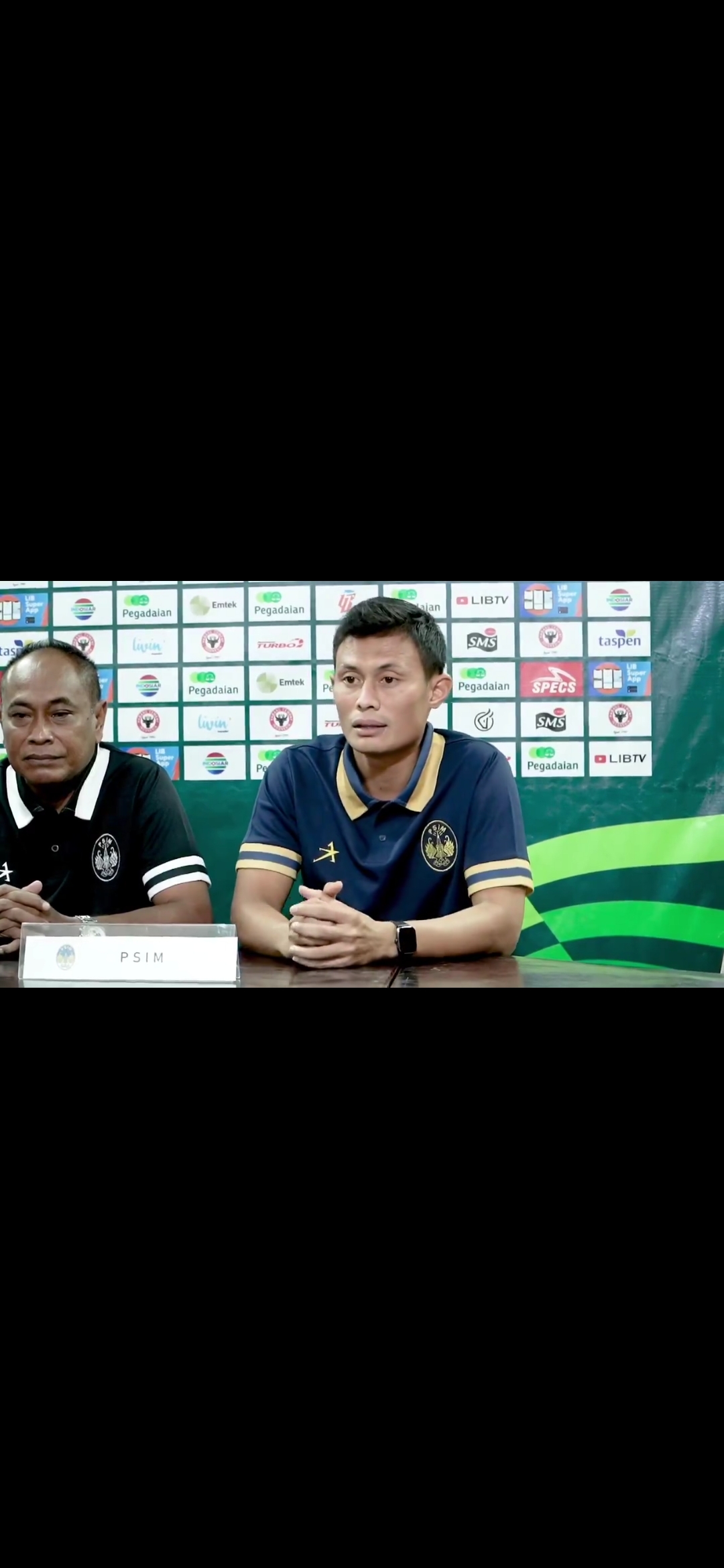 FOKUS: Pelatih PSIM Jogja Kas Hartadi (kiri). (Tangkapan Layar PSIM)