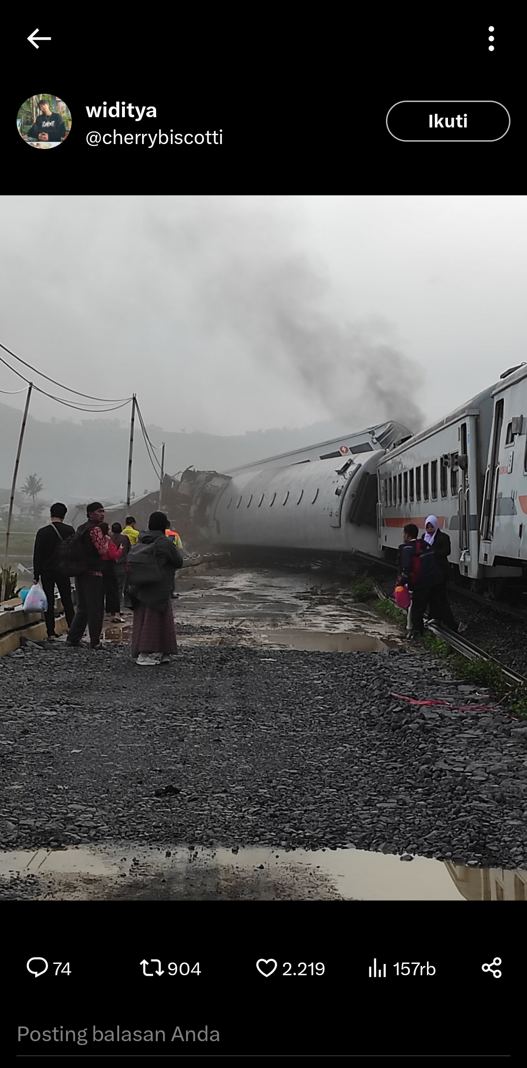 Kecelakaan kereta api terjadi di petak Jalan Haurpugur Cicalengka Km 181+700, Jumat (5/1/2024). KA 350 Commuterline Bandung Raya dengan Pib 65A Turangga adu banteng pada pukul 06.30 pagi. (X/Widitya)