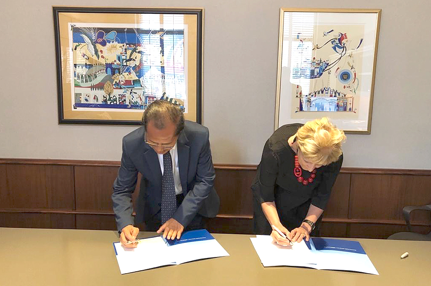 TETAP PRODUKTIF: Rektor Universitas Alma Ata, Hamam Hadi bersama Dean of Johns Hopkins Bloomberg School of Public Health, USA, Professor Ellen J. MacKenzie, PhD.