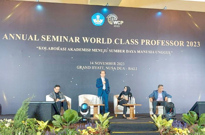 School of Public Health, USA, Professor Ellen J. MacKenzie, PhD. uaa for radar jogja KELAS DUNIA: Rektor Universitas Alma Ata, Hamam Hadi (berdiri) saat menjadi narasumber dalam Seminar Tahunan World