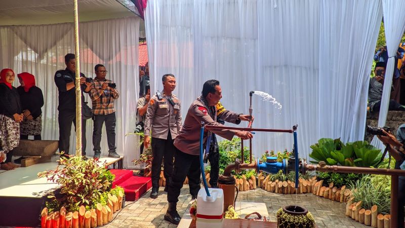 Kapolri Jendral Listiyo Sigit Prabowo meresmikan pembangunan sumur bor presisi di Dusun Sidorejo, Karangtengah, Wonosari, Gunungkidul, Sabtu (6/1/2024). (Andi May/Radar Jogja)