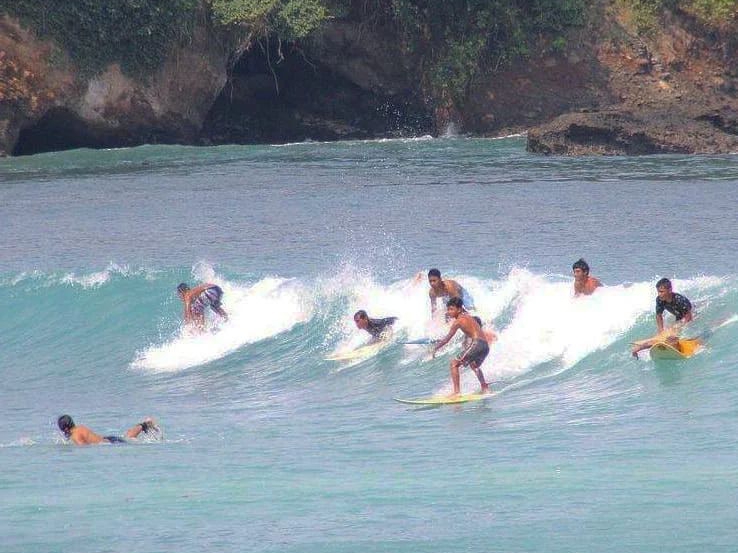 BIRU PANTAI : Keindahan Pantai Menganti dengan berselimut barisan perbukitan krats.