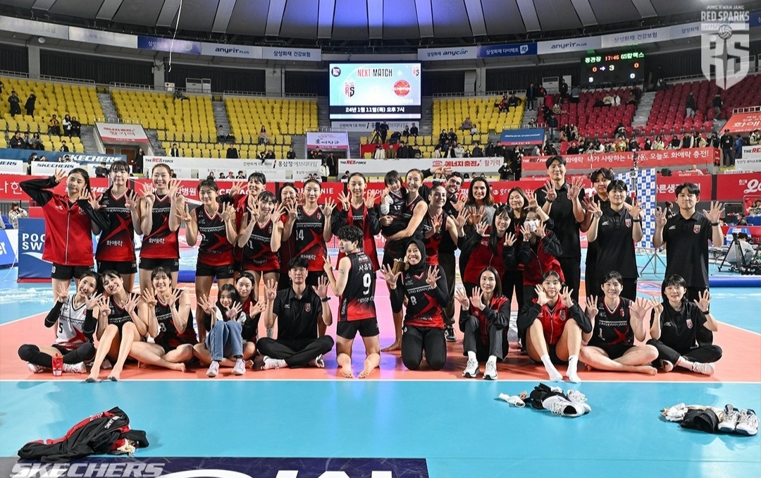 KOMPAK: Red Spark foto bersama usai libas GS Caltex 3-0 (ig redsparks)