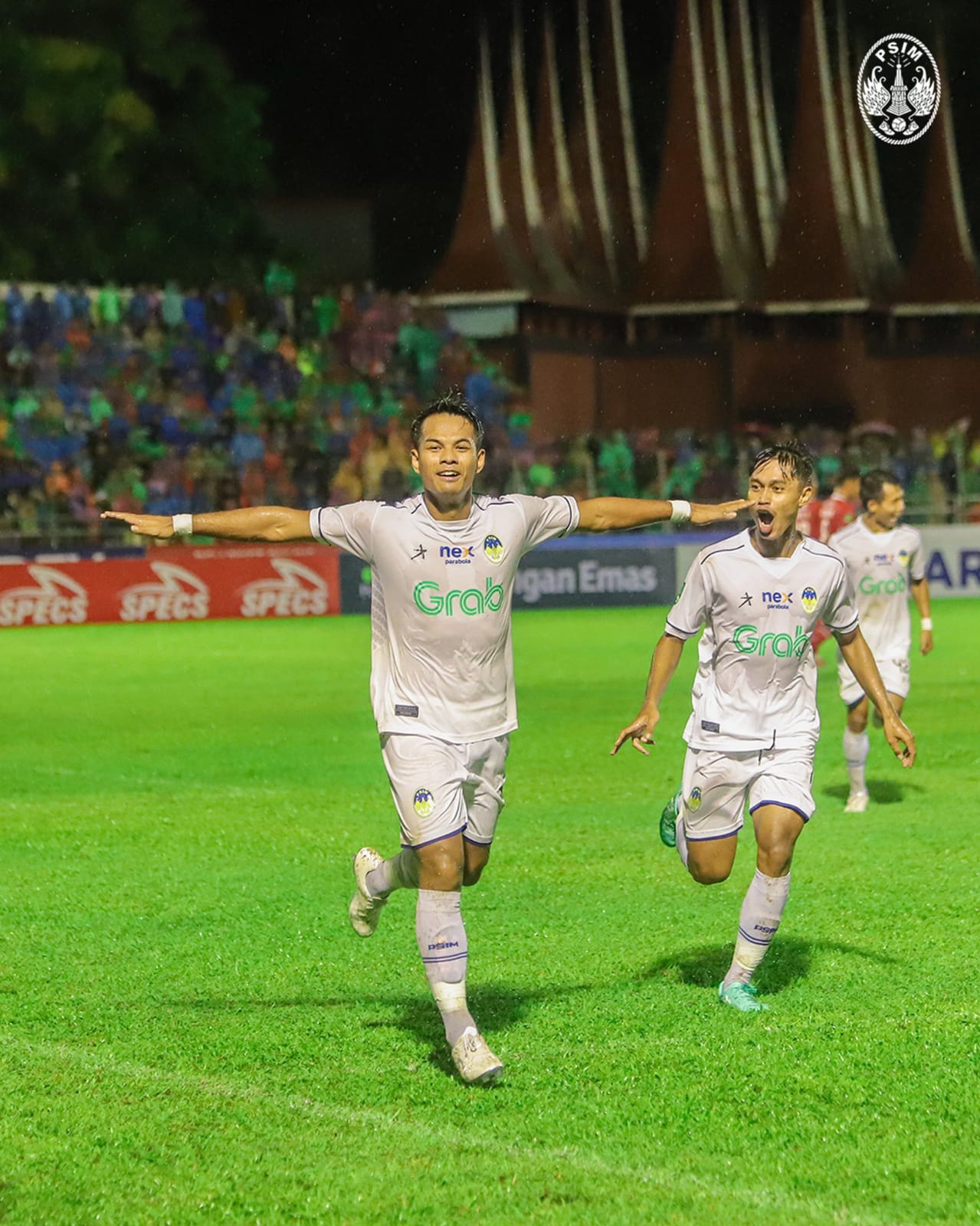 Penyerang PSIM Jogja I Nyoman Sukarja merayakan gol ke gawang Semen Padang