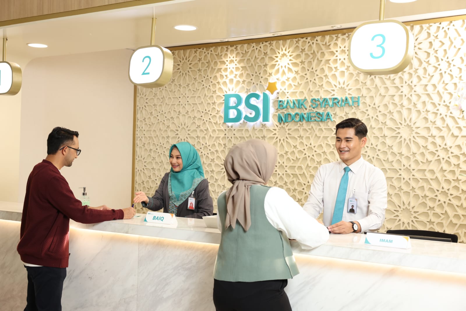 Petugas teller BSI sedang melayanani transaksi nasabah di BSI Kantor Cabang Jakarta The Tower. BSI menyediakan layanan operasional akhir pekan di 408 kantor cabang BSI di seluruh Indonesia