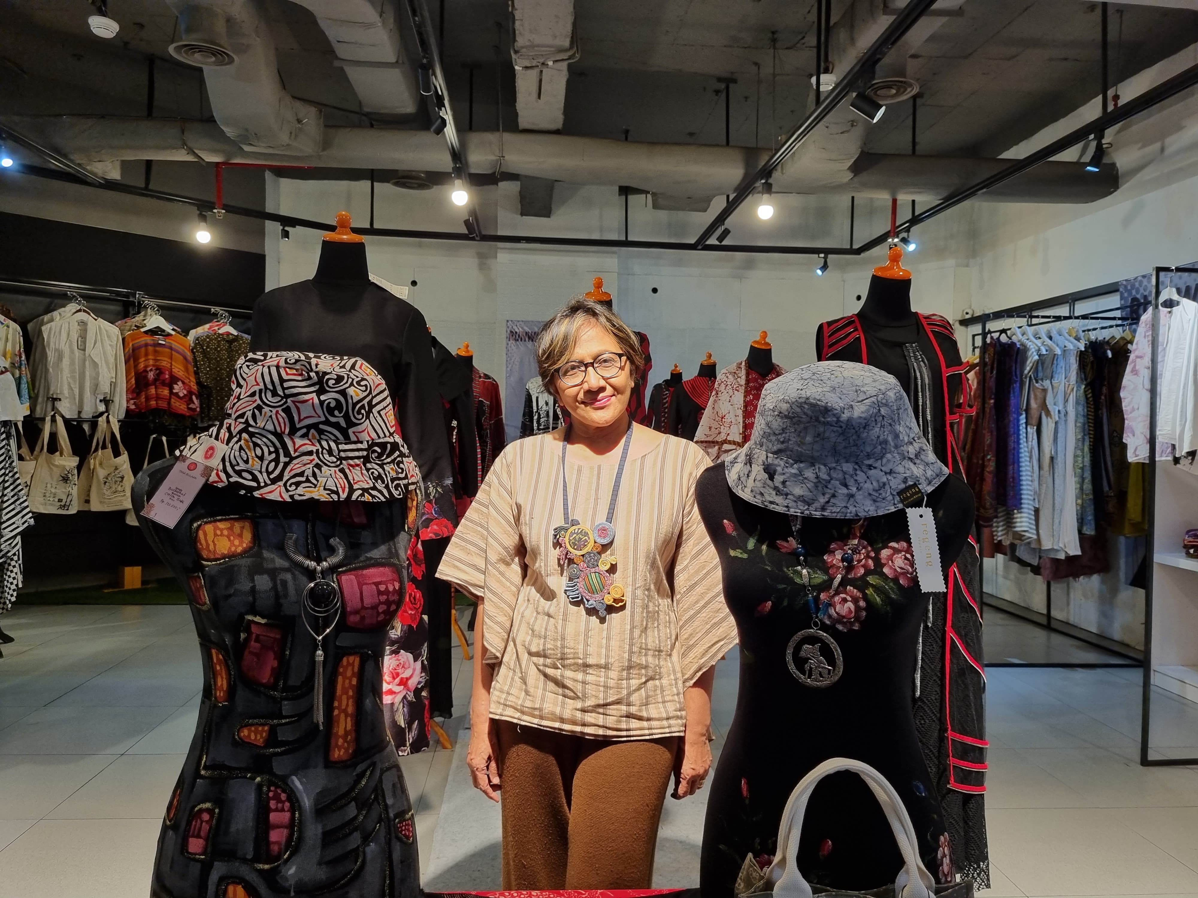 Lia Mustafa berfoto dengan berbagai baju yang di desainnya