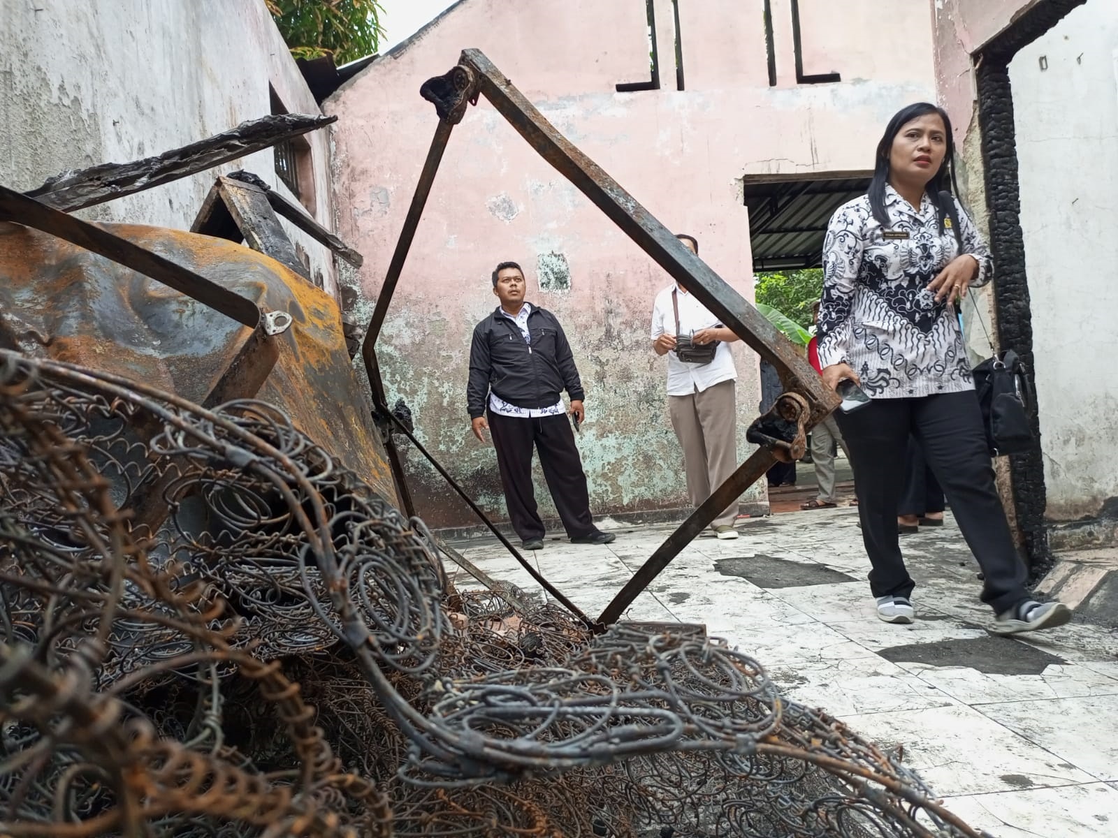 PEDULI : Pengurus PGRI Kebumen mendatangi rumah anggota yang terkena musibah kebakaran. Donasi senilai Rp 48 juta diberikan untuk meringankan beban korban.