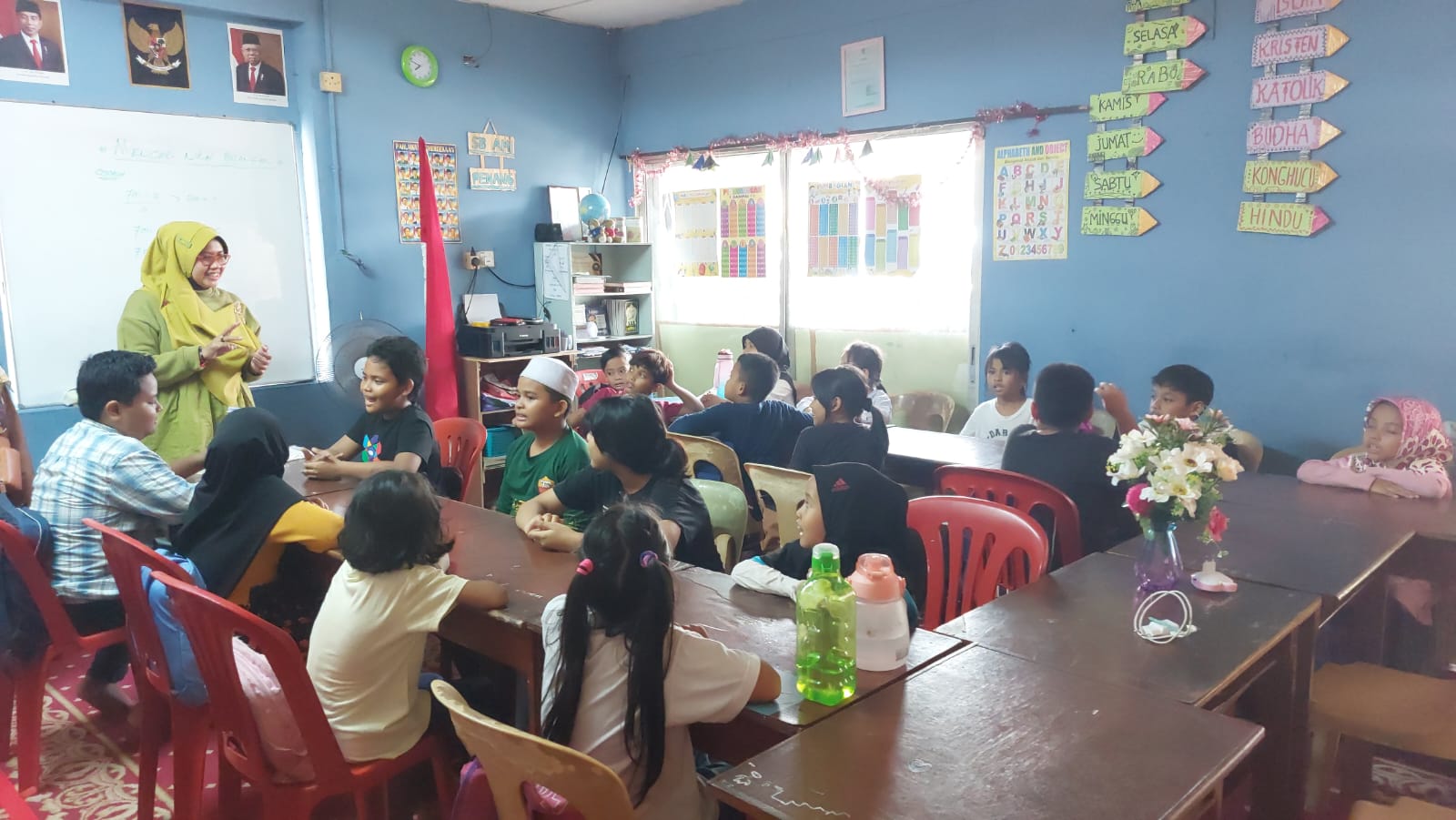 BERGUNA: Penyampaian edukasi kesehatan dan membuat perangkap nyamuk bagi anak-anak pekerja migran di Malaysia beberapa waktu lalu. (Dokumen UAD)