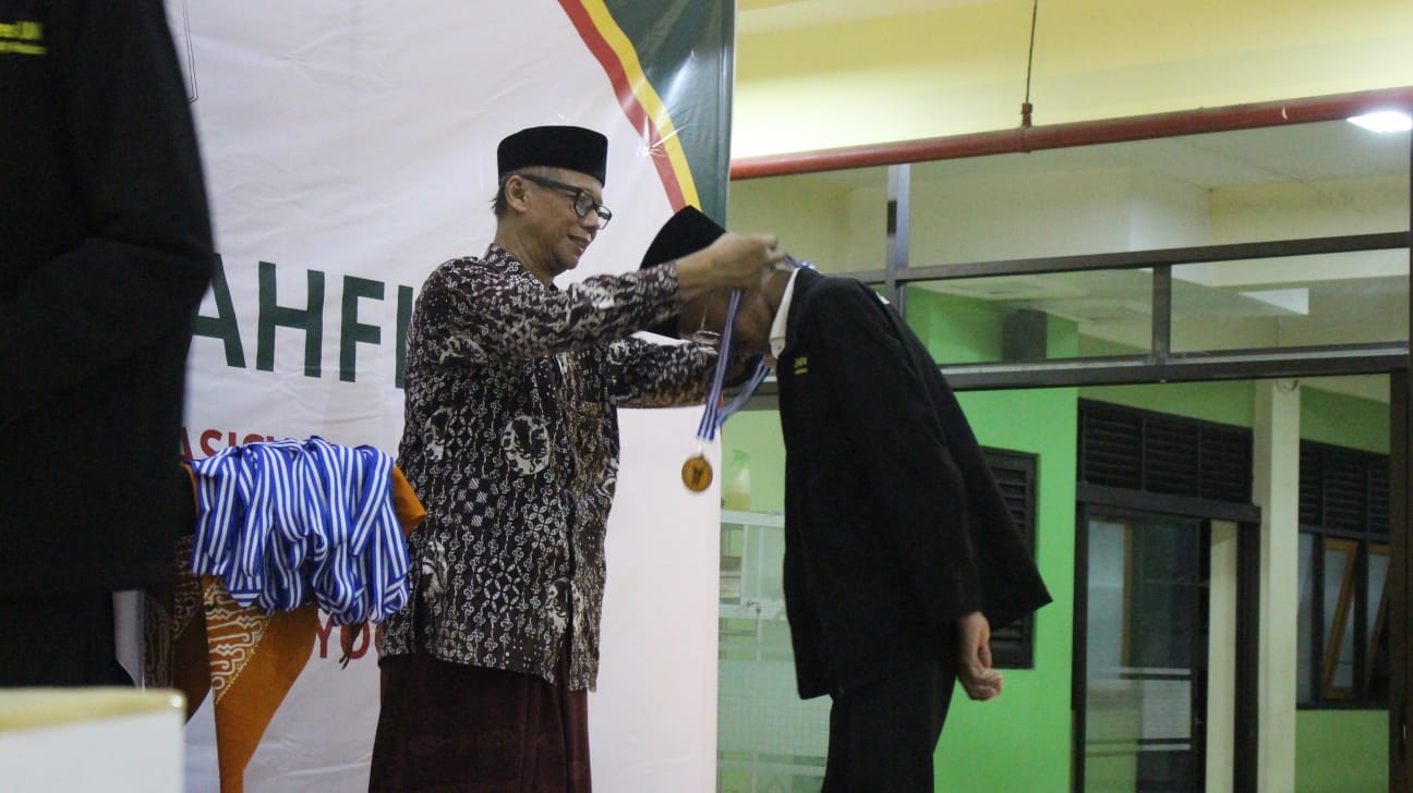 AMALKAN: Pengelola UNIRES UMY Muhsin Hariyanto melakukan wisuda tahfidz kepada residen mahasiswa yang menyelesaikan hafalan juz 30 di Aula Gedung M Unires Putri UMY Jumat (7/1/2024). (Dok Unires UMY)