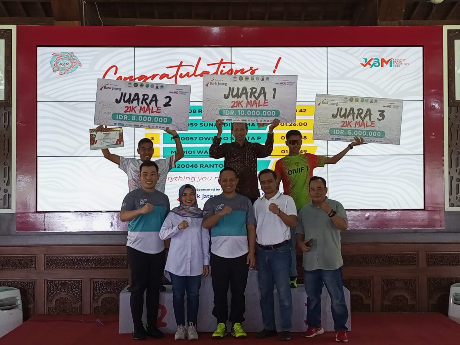 PEMENANG : Bupati Kebumen Arif Sugiyanto didampingi Wakil Bupati Ristawati Purwaningsih menyerahkan hadiah juara Kebumen Beach Marathon (KBM) 2023.