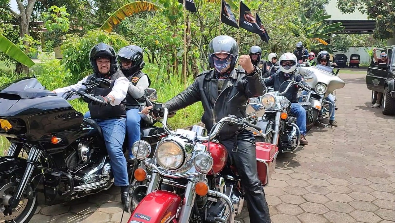 Para anggota Komunitas HDCI Kedu saat berkonvoi dan berkunjung obwis di Kabupaten Purworejo salah satunya Art Center, Minggu (7/1).
