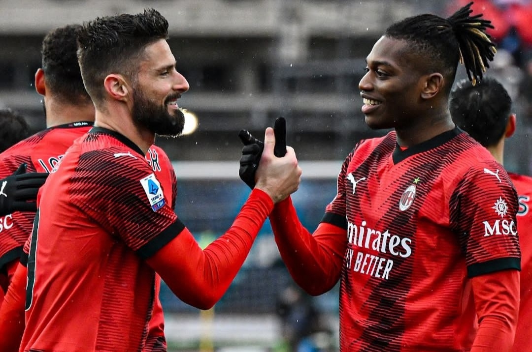 MERAH: Giroud rayakan gol nya bersama Rafael Leao (ig acmilan)