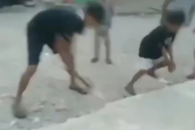 Video warga Nunukan sedang hancurkan jalan yang sudah dicor. (Instagram/@memomedsos)