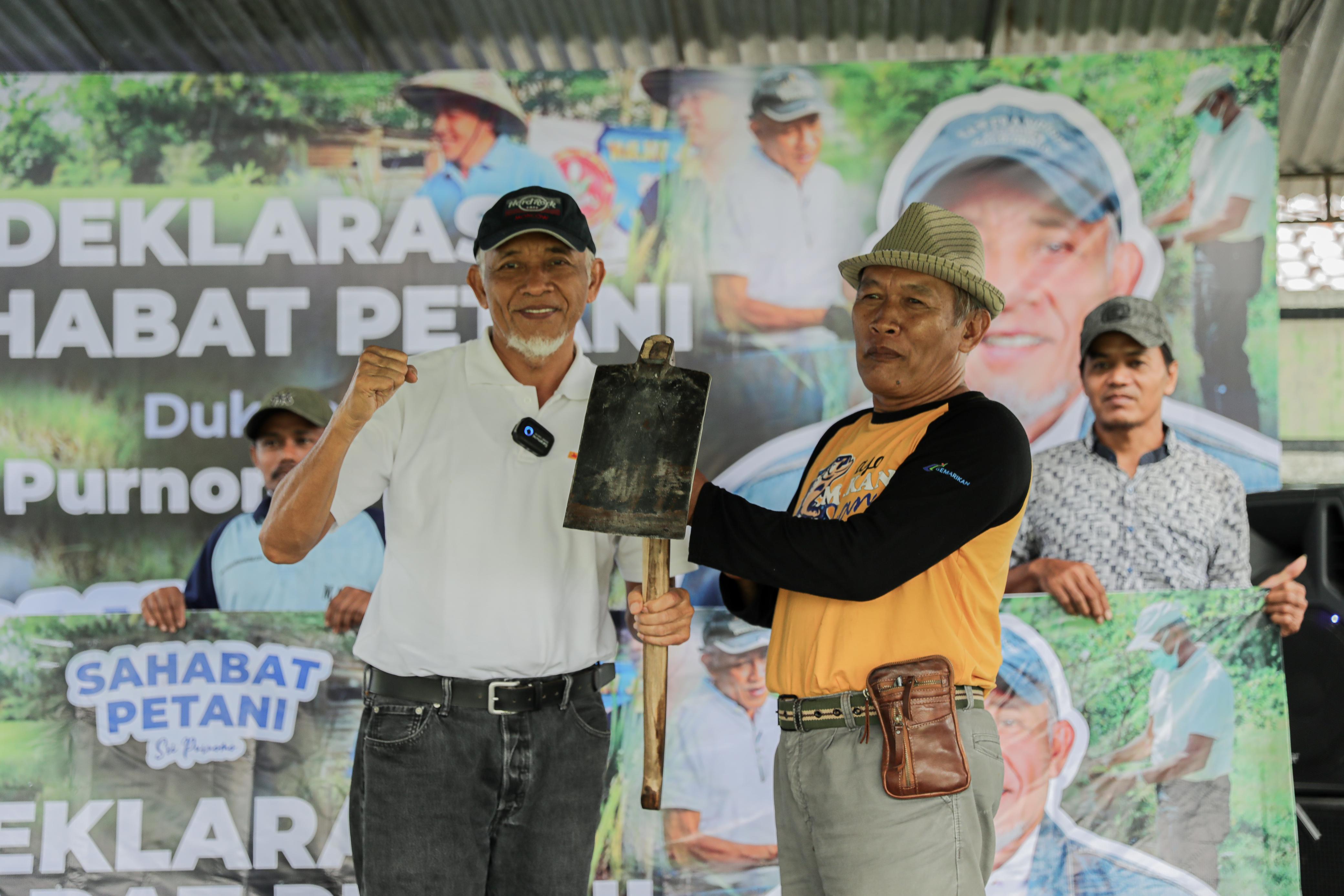 Sebagai wujud simbol dukungan kepada Sri Purnomo, perwakilan petani ini menyerahkan cangkul sebagai tanda menitipkan aspirasi dan perjuangan petani.