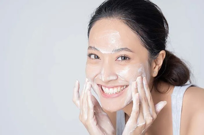 memilih facial wash yang tepat merupakan Langkah awal agar wajah tetap sehat