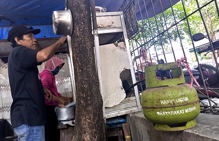 DIPERKETAT: Penjual makanan memasak menggunakan elpiji 3 kilogram di Kota Jogja.