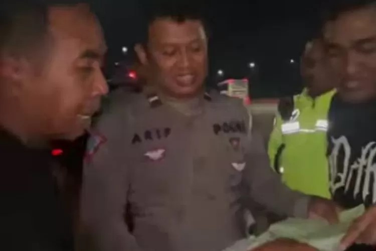 Polisi saat meminta surat jalan dari sopir truk pengangkut anjing. (IG @animals_hopeshelterindonesia)