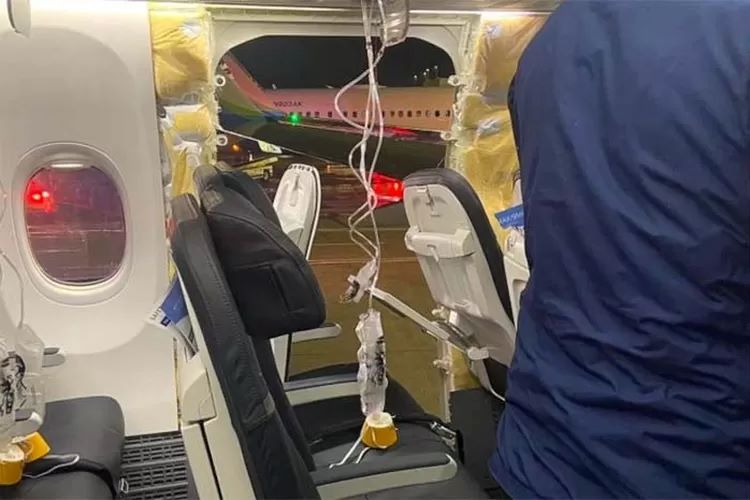 Lubang besar tampak menganga di pesawat Boeing 737-MAX 9 milik maskapai Alaska Airlines, imbas copotnya salah satu jendela. (tangkap layar X Kyle Rinker)