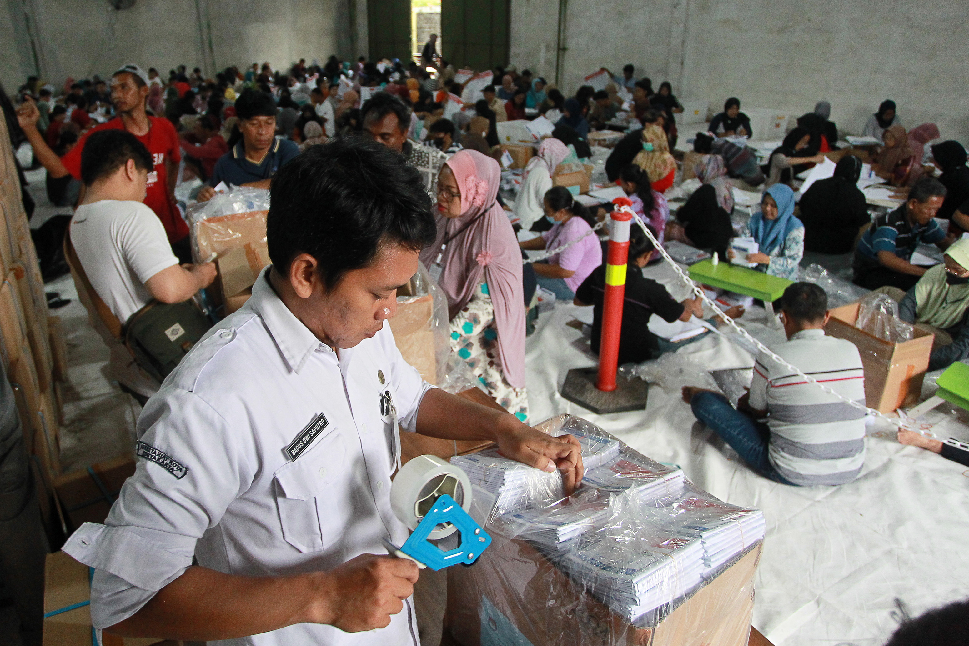 Pekerja melakukan penyortiran dan pelipatan surat suara DPRD Provinsi DIJ untuk Pemilu 2024