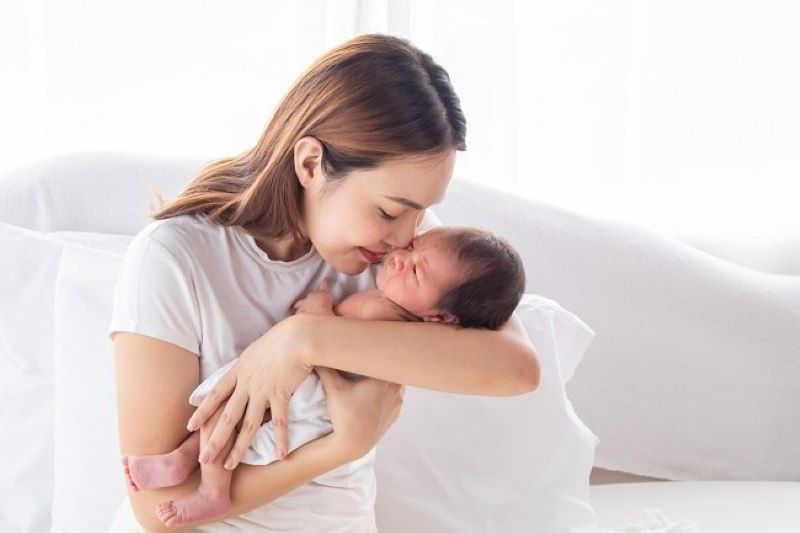 Ilustrasi mencium bayi. (alodokter.com)
