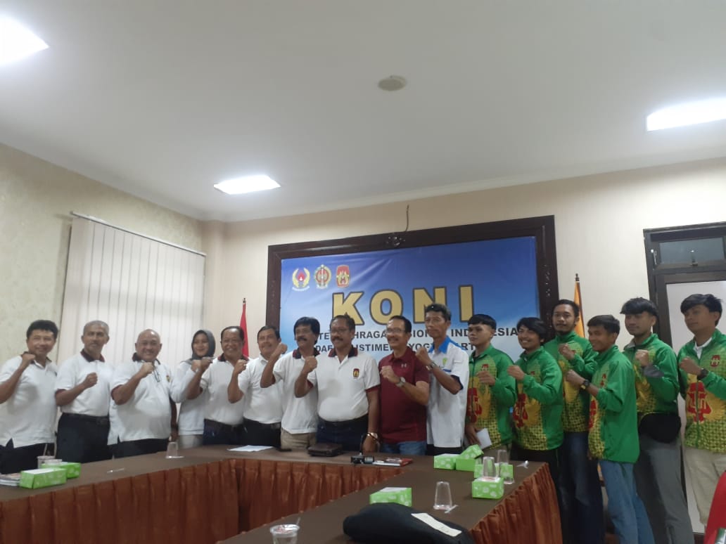 Keterangan Ketua umum KONI DIJ, Ketua umum Pengda TI DIJ, Ketua umum Pengda PB PASI DIJ, Para Atlet dan Pelatih Saat Acara Pelepasan di Kantor KONI DIJ, Senin (8/1).