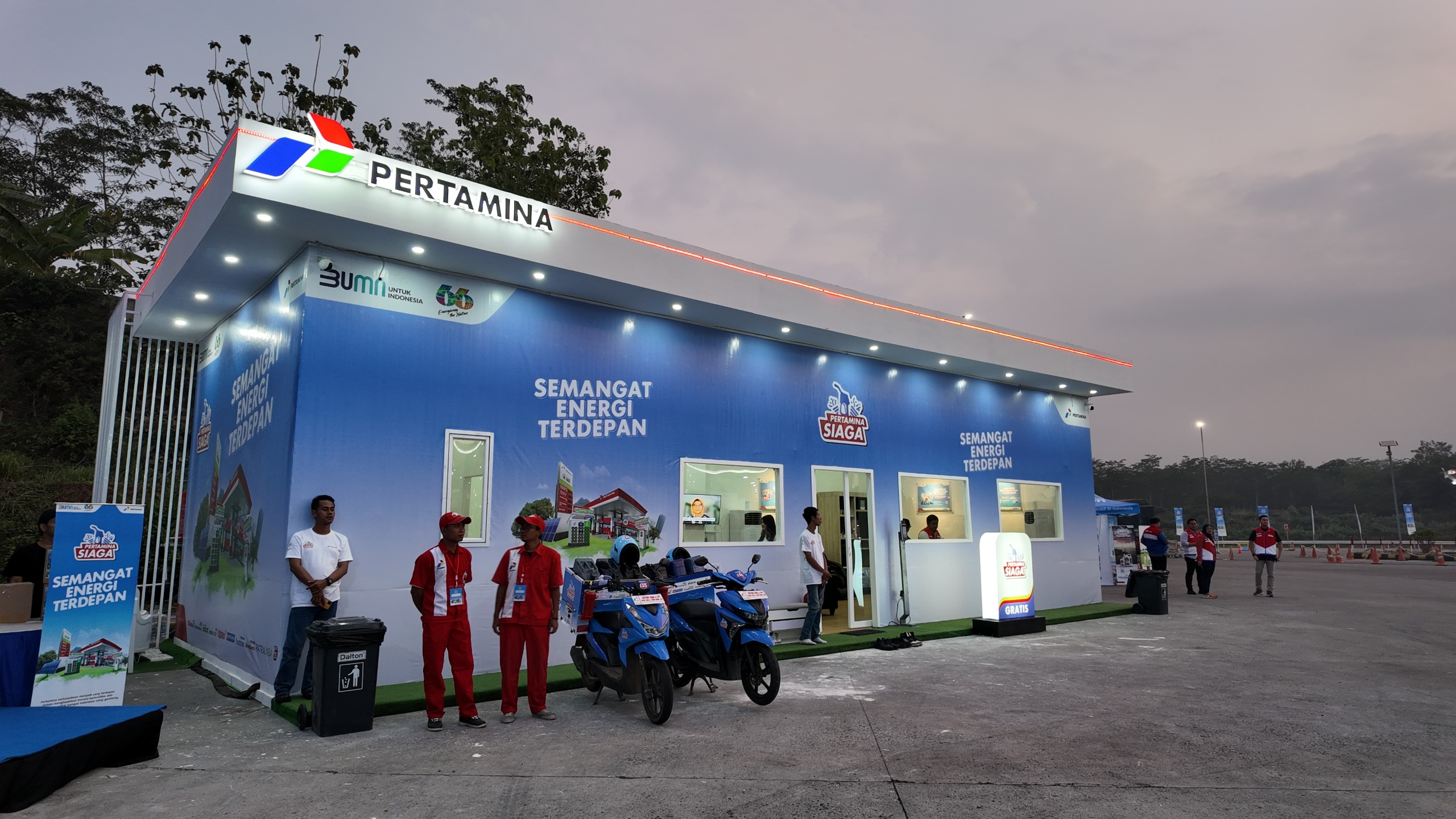 SIAP: Masyarakat memanfaatkan layanan Pertamina Patra Niaga pada momentum nataru. (Dok Humas Pertamina Patra Niaga)
