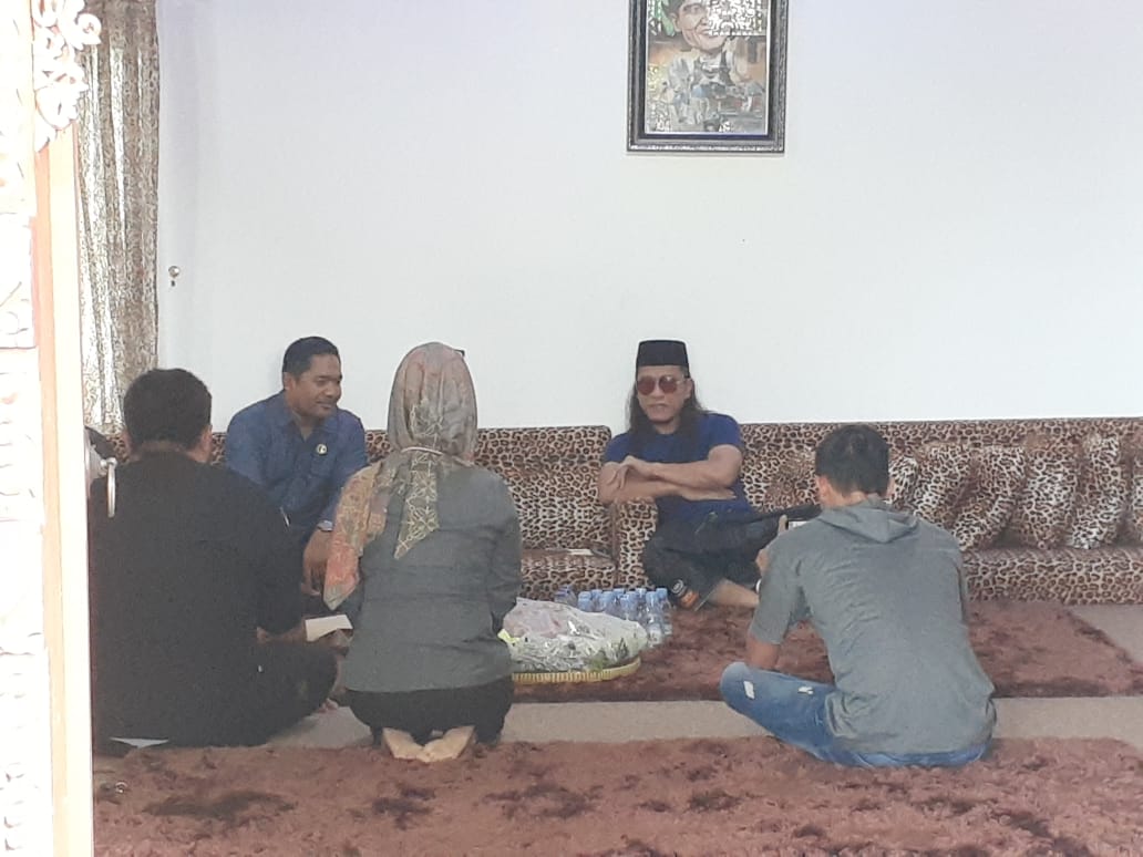 KOMITMEN: uasana pemeriksaan Gus Miftah oleh petugas Bawaslu Pamekasan di rumahnya, Senin (8/1). (IWAN NURWANTO/Radar Jogja)