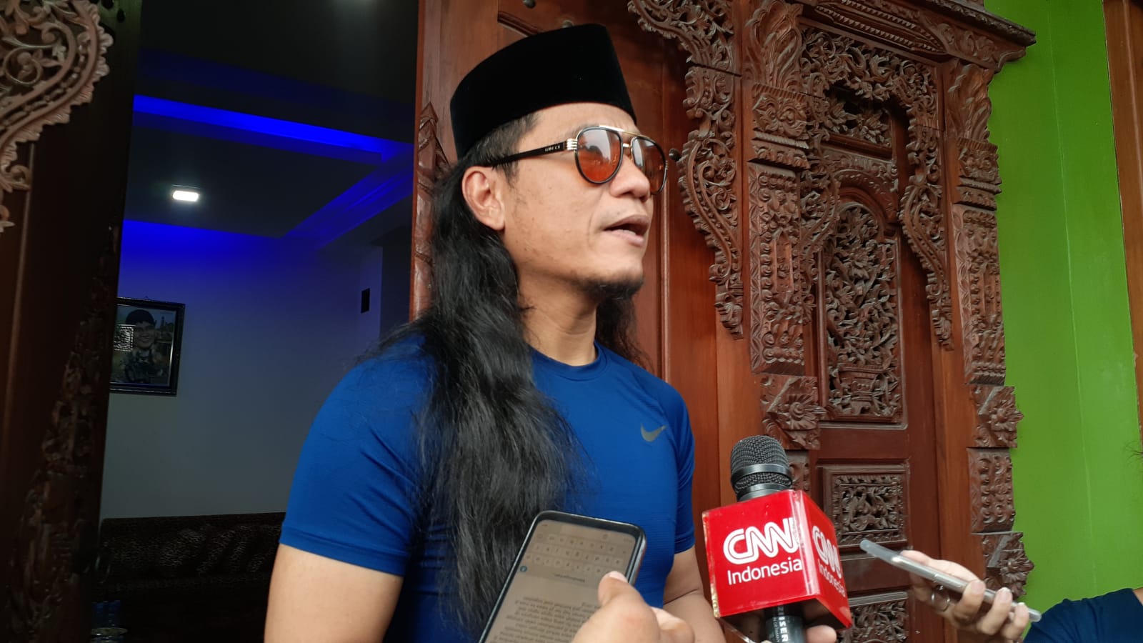 KONSISTEN: Gus Miftah usai diperiksa petugas Bawaslu Pamekasan di rumahnya, Senin (8/1). (IWAN NURWANTO/Radar Jogja)