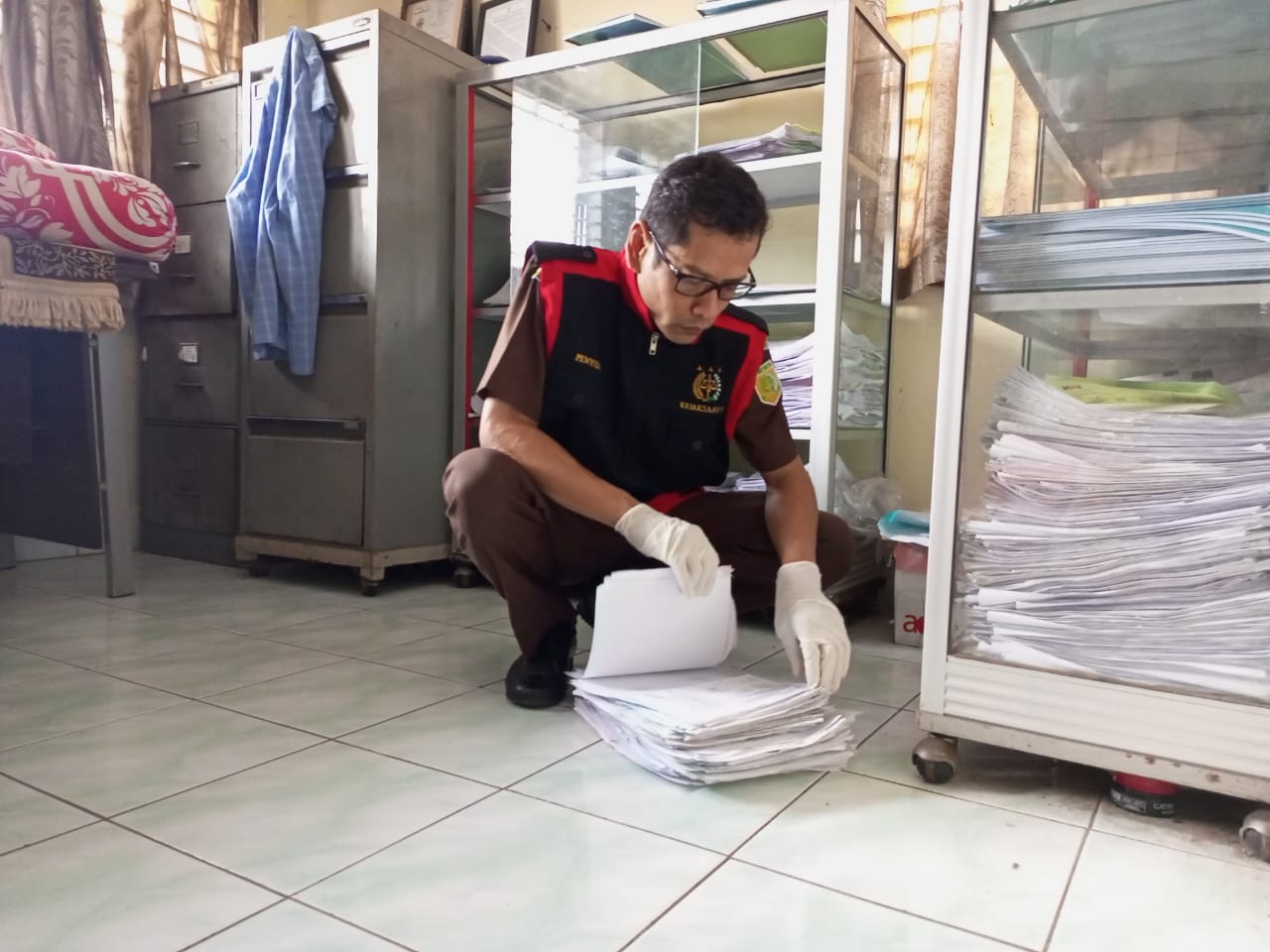 UNGKAP: Tim penyidik Kejari Kebumen menggeledah gudang pupuk di Desa Wonokriyo, Kecamatan Gombong, terkait kasus mafia pupuk yang merugikan negara hingga miliaran rupiah. (M. Hafied/Radar Kebumen)