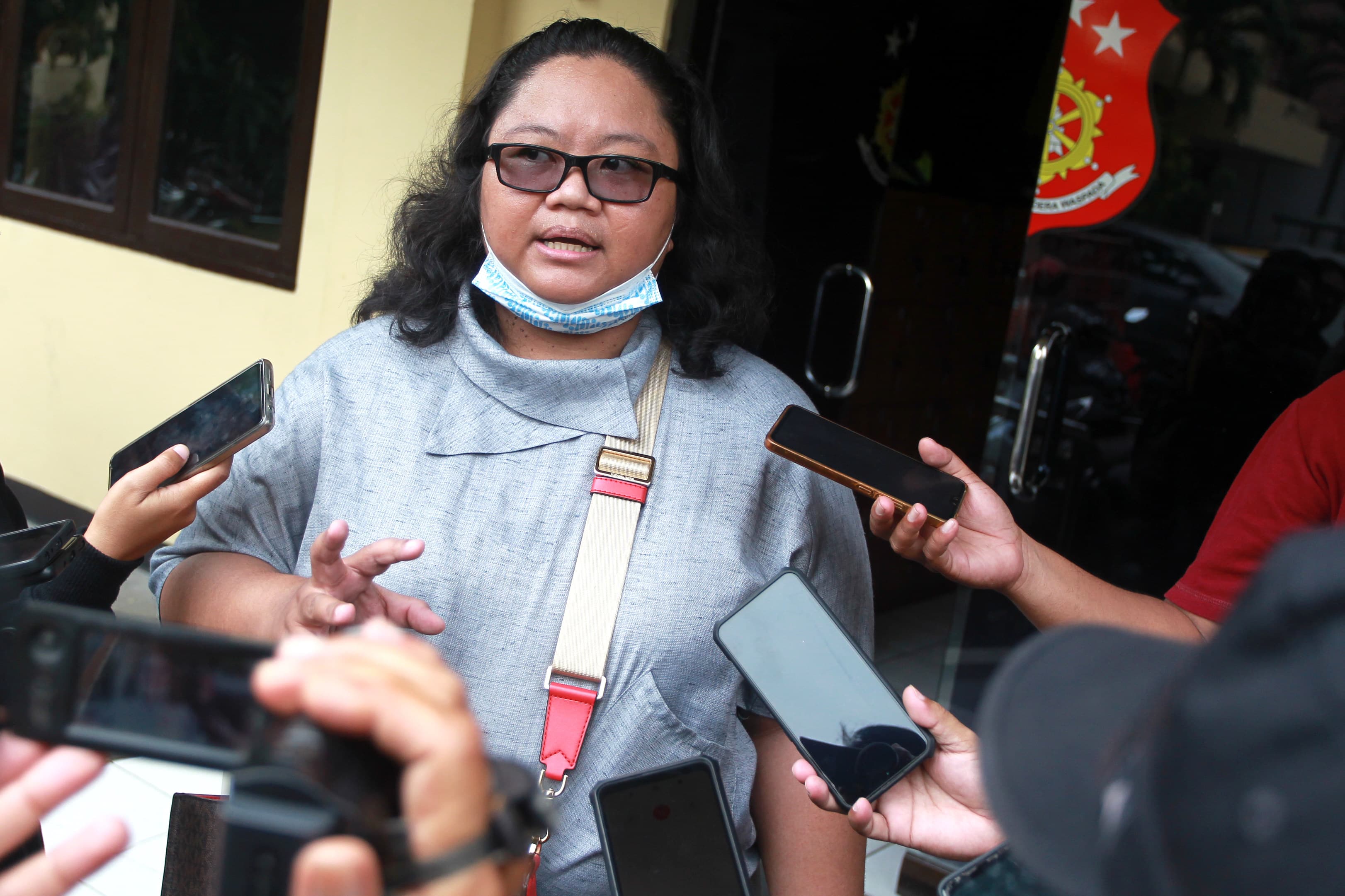 KAWAL: Elna Febi Astuti, penasihat hukum sejumlah korban, menjawab pertanyaan terkait dugaan tindak kekerasan seksual oleh guru di Mapolresta Jogja, Senin (8/1). (Guntur Aga/Radar Jogja)