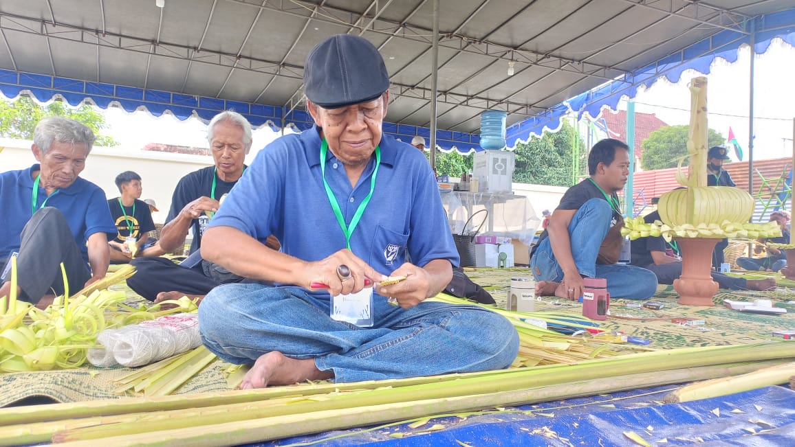 KREASI: Salah satu perangkai saat membuat proses dekorasi di Kompleks Pura Pakuaman Senin (8/1). (Winda Atika Ira P/Radar Jogja)
