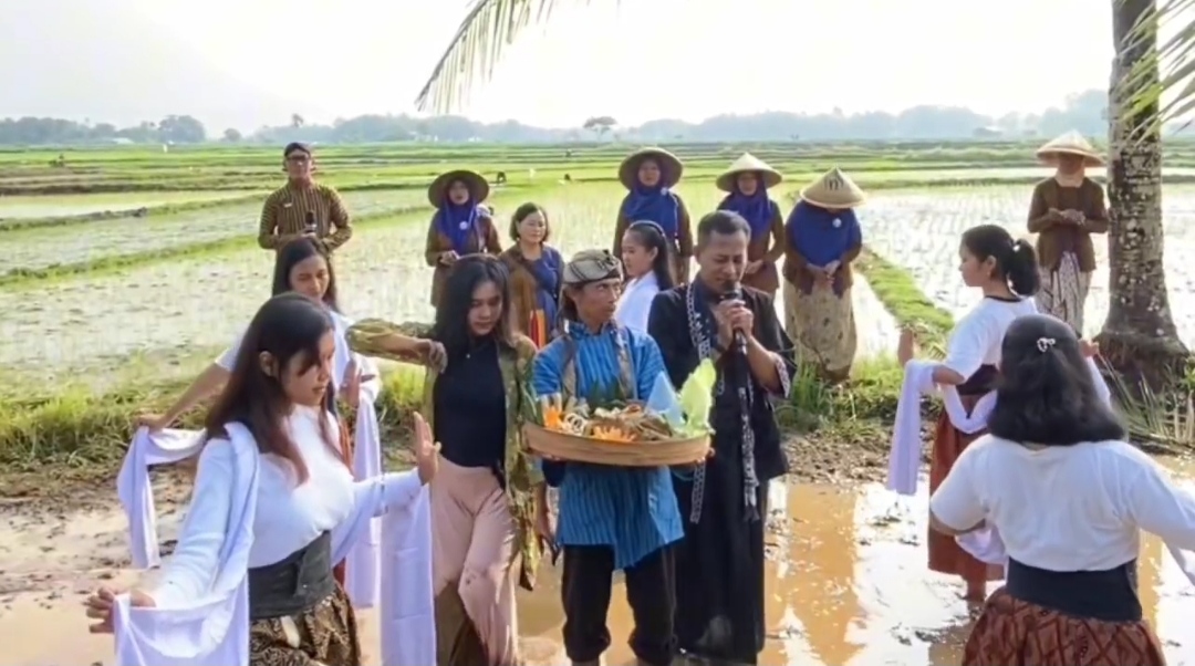 ASA: Doa bersama dalam prosesi ruwat rawat Pasar Inis usai tertimpa musibah angin kencang hingga belasan lapak pedagang dan puluhan gazebo mengalami kerusakan pada Minggu (7/1). (Istimewa)