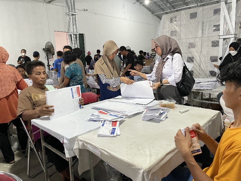 PANTAU: Anggota Bawaslu Purworejo Widya Astuti (baju putih) mengawasi proses sortir dan lipat suara di gudang penyimpanan logistik KPU Kabupaten Purworejo beberapa waktu lalu. (Istimewa)