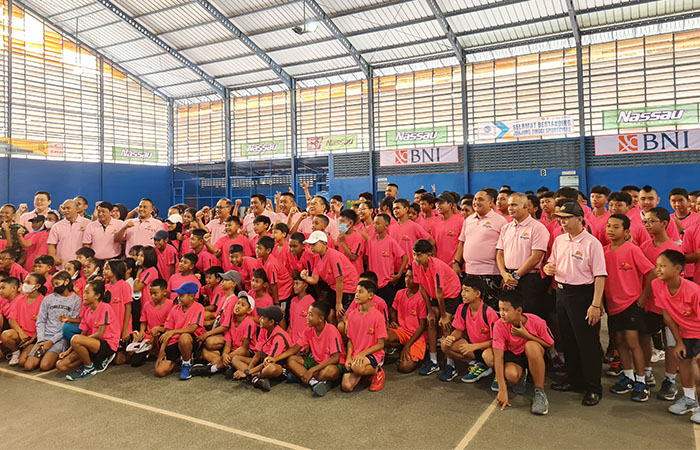 SIAP BERTANDING: Para petenis muda dari berbagai daerah di Indonesia bersiap mengikuti Kejurnas Tenis Junior New Armada Cup ke-26 di GOR Armada, kemarin (8/1).&nbsp;