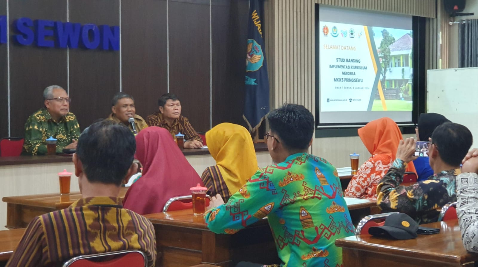 SINAU - Guru SMA Negeri dan Swasta se-Kabupaten Pringsewu, Provinsi Lampung melakukan studi tiru Kurikulum Merdeka di SMAN 1 Sewon, Bantul Senin (8/1/2024)  (FOTO: GUNAWAN/RADAR JOGJA)