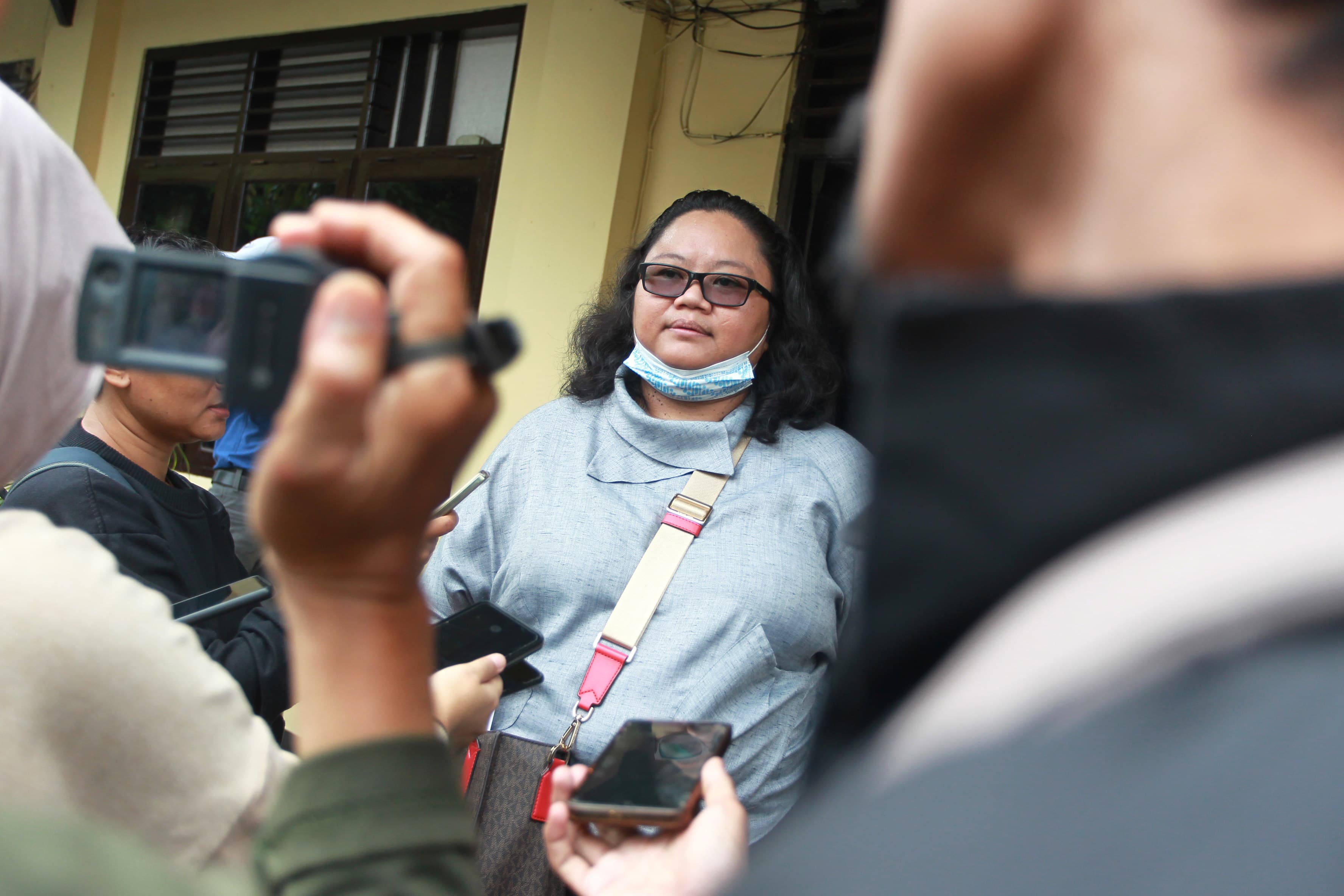 Penasihat korban, Elna Febi Astuti menjawab pertanyaan jurnalis di Mapolresta Jogja,  Senin (8/1/2024).   (Foto : Guntur Aga/Radar Jogja)