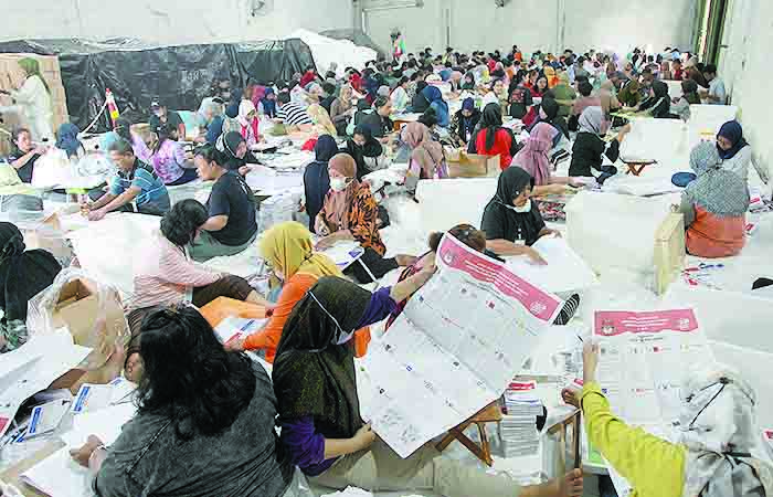 Hasil proses lipat dan sortir surat suara Presiden dan Wakil Presiden (PPWP) terdapat ratusan surat suara rusak.
