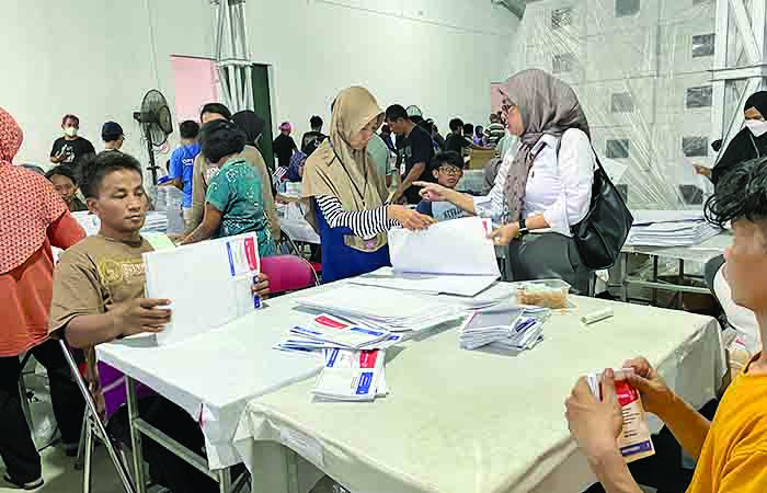 Anggota Bawaslu Purworejo Widya Astuti (baju putih) saat terjun langsung untuk mengawasi proses sortir dan lipat suara di gudang penyimpanan logistik KPU Kabupaten Purworejo beberapa waktu l