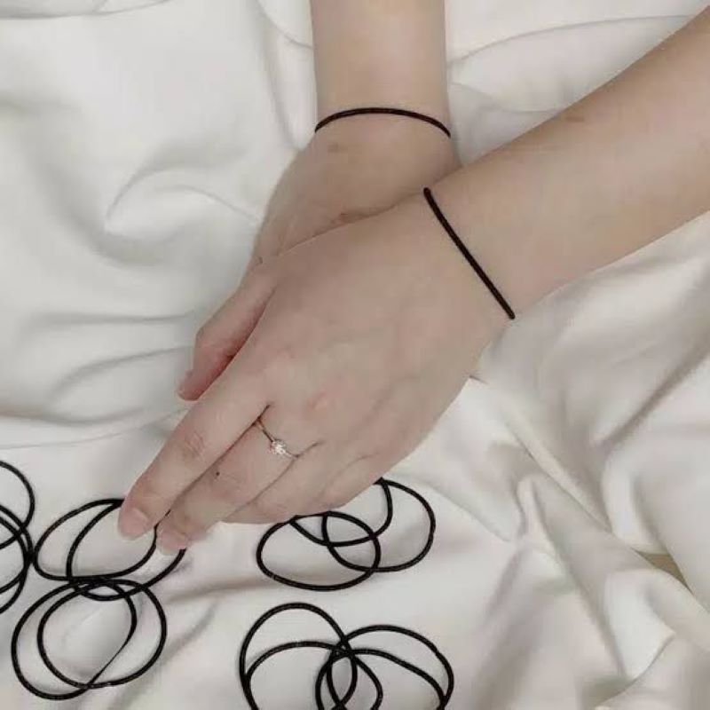 Gelang hitam punya makna mendalam bagi hubungan percintaan kalangan remaja. Gelang ini juga pernah menjadi tren di kalangan remaja.