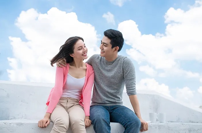 Istilah erotomania ternyata ada kaitannya dengan gangguan jiwa, khususnya delusi.  Dimana Anda merasa ada orang lain yang mencintai Anda