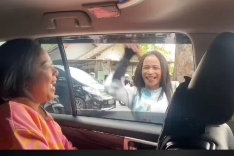 Aksi Soimah saat berbagi kebersamaan kepada pengamen di Jalanan Yogyakarta. (TikTok @soimah_pancawati)
