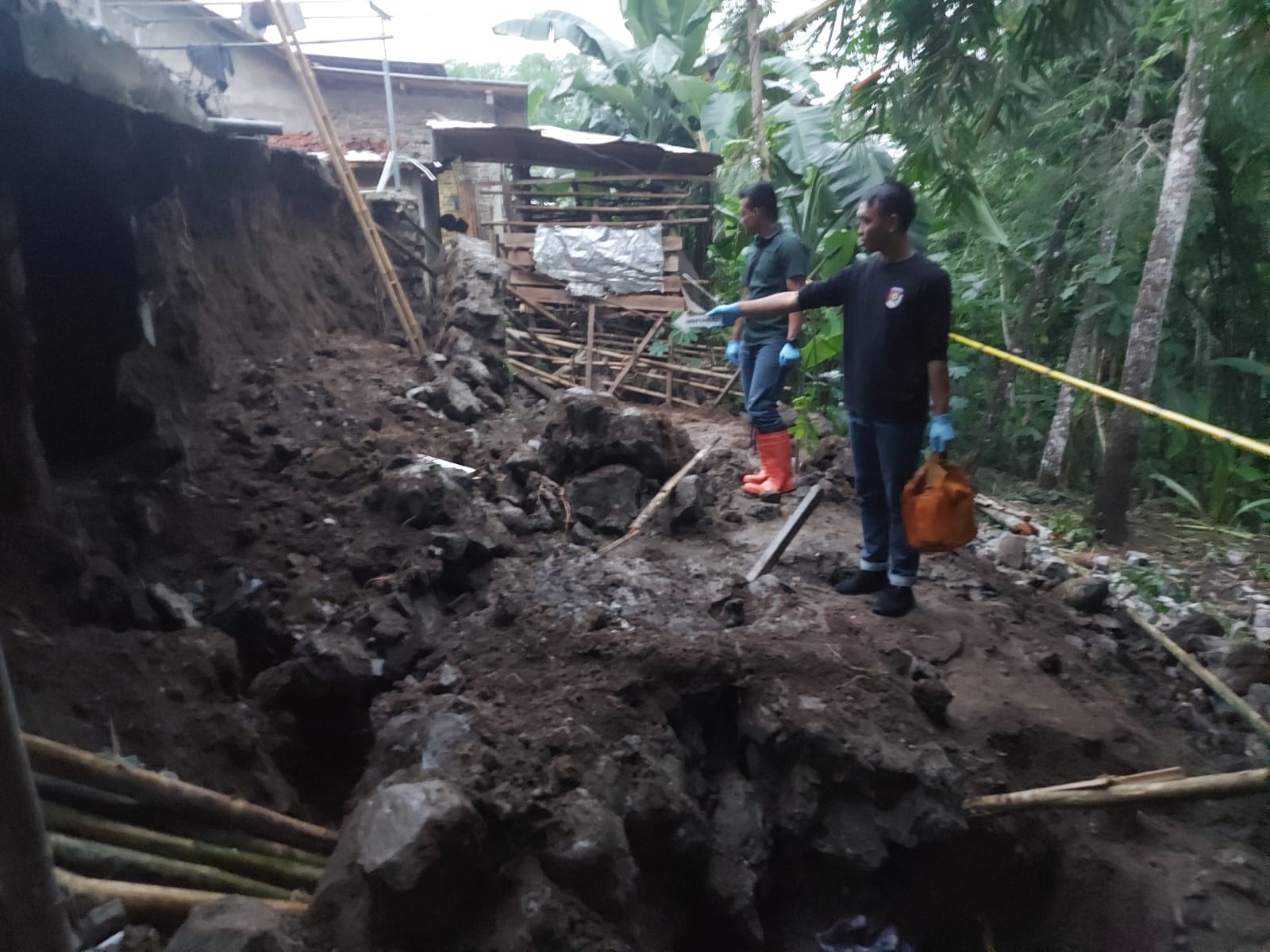 LOKASI KEJADIAN: Petugas dari INAFIS Polres Kebumen menggelar olah tempat kejadian perkara di lokasi kuli bangunan yang tertimbun longsoran pondasi. (Humas Polres Kebumen)
